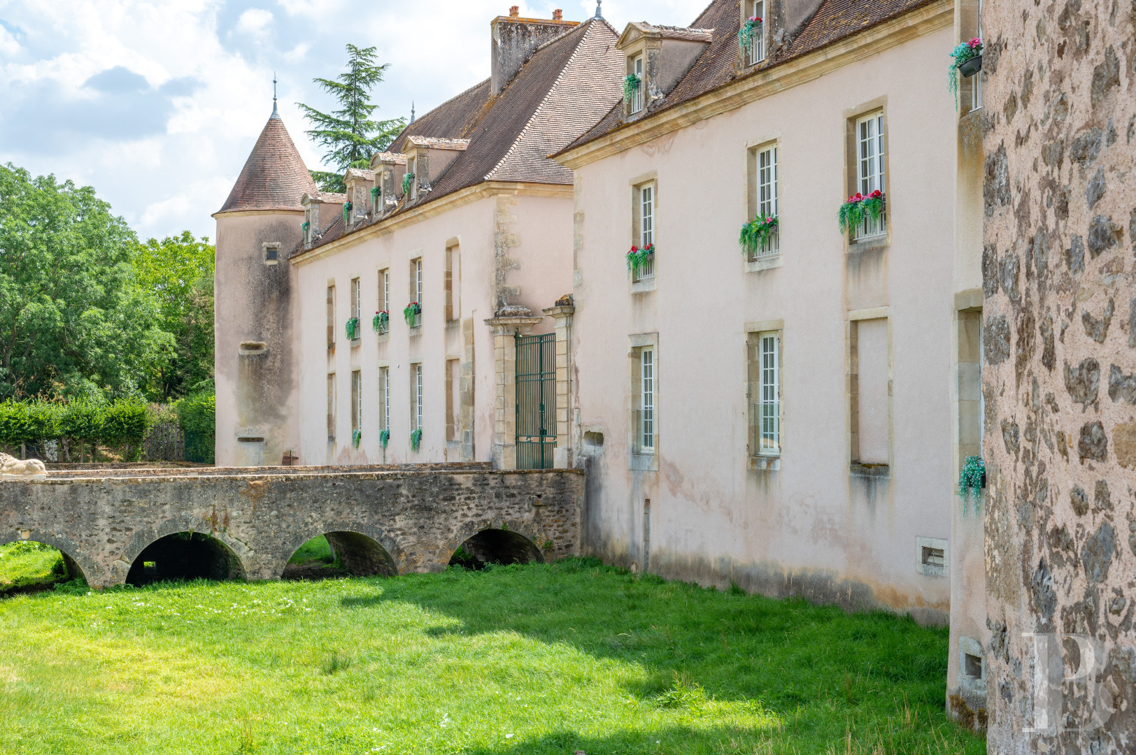 Dans l’Yonne, à équidistance de Paris, Lyon et Genève, une ancienne place forte médiévale et son parc aménagés pour accueillir calmes séjours et grands événements  - photo  n°3